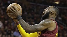 LeBron James (vpravo) z Clevelandu letí ke koi Golden State nad Klayem...