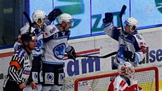 Plzetí hokejisté slaví gól Michala Moravíka.