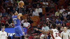 Russell Westbrook (vlevo) z Oklahoma City stílí na ko Miami, brání ho Justise...