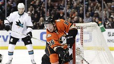 Ond�ej Ka�e z Anaheimu p�ed brankou San Jose