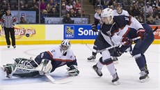 Americký hokejový junior Tanner Laczynski pekonává slovenského gólmana Mateje...