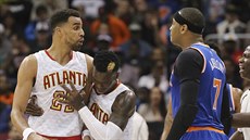 Thabo Sefolosha (vlevo) z Atlanty a Carmelo Anthony z New Yorku si málem vjeli...