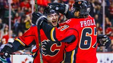 Mark Giordano z Calgary (elem) slaví gól, gratuluje mu Michael Frolík.