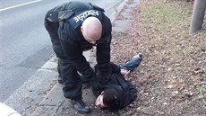 Strá�ník spoutal agresivního mu�e, který cht�l p�i zadr�ení sko�it pod auto.