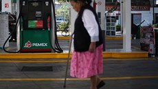 Mexická staenka prochází kolem erpací stanice Pemex.