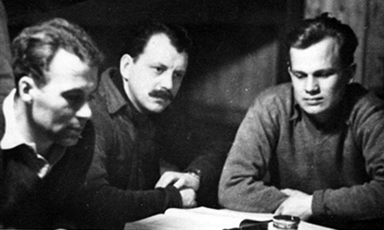 Českoslovenští zajatci v německém zajateckém táboře Stalag Luft III, Arnošt Valenta je uprostřed, vlevo je Ivo Tonder, vpravo Jiří Maňák.