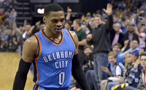 Russell Westbrook z Oklahoma City odchází po svém vylouení do aten, fanouci...