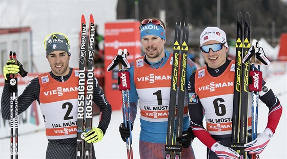 Sergej Usugov (uprosted) ovládl sprint v rámci Tour de Ski, vlevo je druhý...