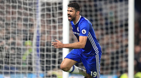 Diego Costa z Chelsea slaví gól do sít Stoke.