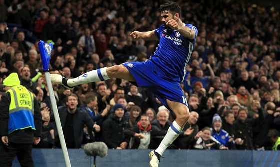 Diego Costa z Chelsea mohutn slaví gól proti Stoke.