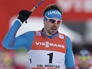 Sergej Usugov v cíili sprintu na Tour de Ski
