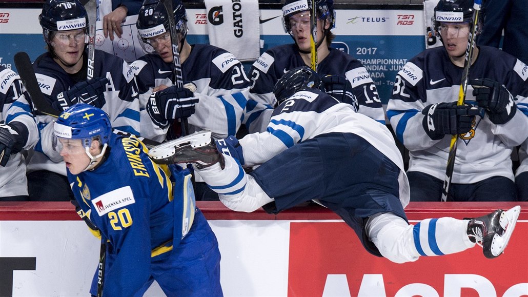 Fin Miro Heiskanen letí na vlastní st�ída�ku, �véd Joel Eriksson Ek z�stává nad...