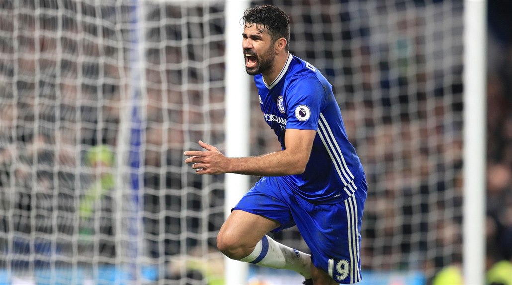 Diego Costa z Chelsea slaví gól do sít� Stoke.
