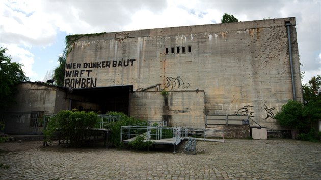 Berlnsk bunkr z druh svtov vlky, kter nyn slou jako turistick atrakce.