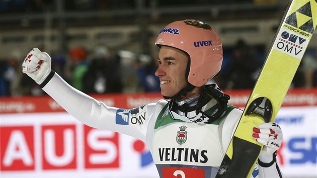 Rakousk skokan Stefan Kraft se raduje z triumfu v Oberstdorfu.