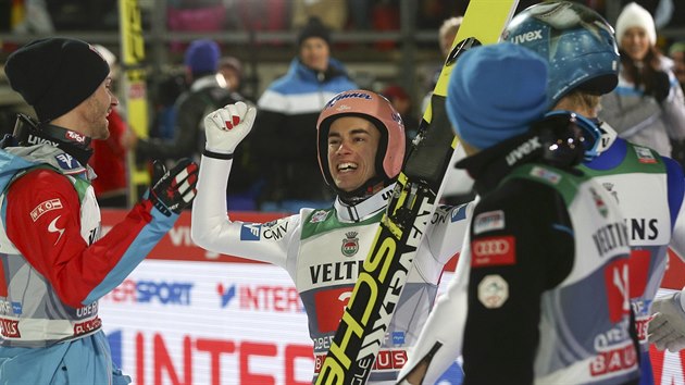Rakousk skokan Stefan Kraft se raduje z triumfu v Oberstdorfu.