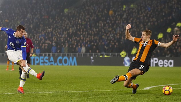 Ross Barkley z Evertonu st��l� na branku Hullu. R�nu, kter� nakonec skon�ila vedle, zkou�� zblokovat Michael Dawson.