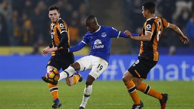 Na kopace m m Enner Valencia z Evertonu, jeho snaen pihlej Curtis Davies (vpravo) a Andrew Robertson z Hullu.