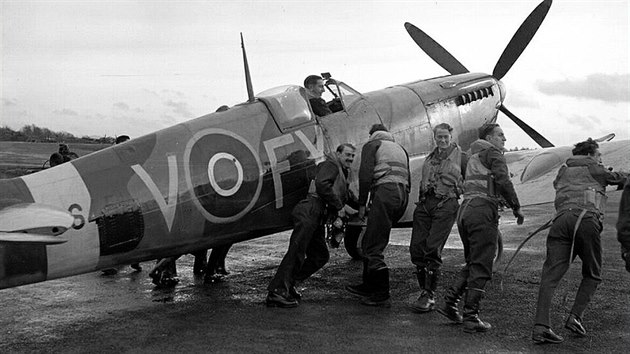 Spitfire Mk.IXC 611. perut RAF. Na stejnm typu ltal u tto jednotky i Ji Mak.