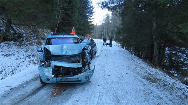 Snímek z nehody tří aut, která bourala v Jeseníkách na zamrzlé zkratce z Heřmanovic do Zlatých Hor, část Horní Údolí. (29. prosince 2016)