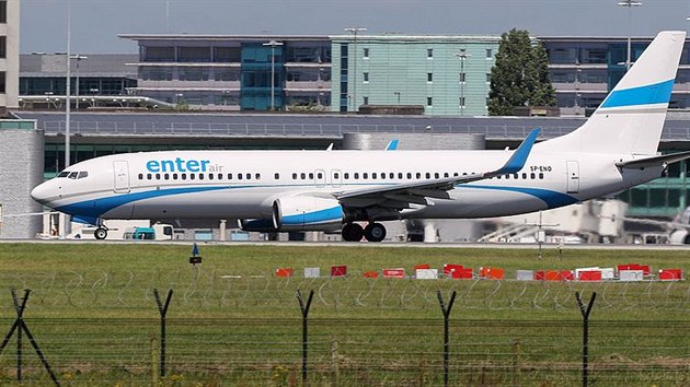 Boeing 737 spolenosti Enter Air. Jde o stejn typ letounu, jak nouzov pistl v Praze po nahlen bomb na palub.