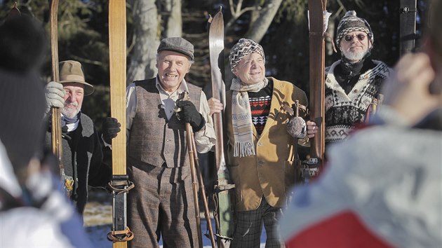 Nadenci v historickch kostmech a na starch lych sjeli umavsk Panc. (30. prosince 2016)