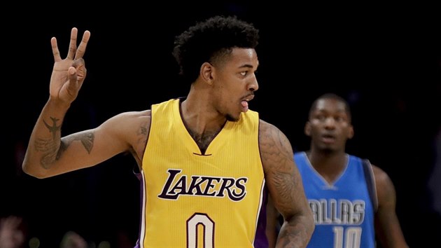 Nick Young z LA Lakers slav svou trojku proti Dallasu.