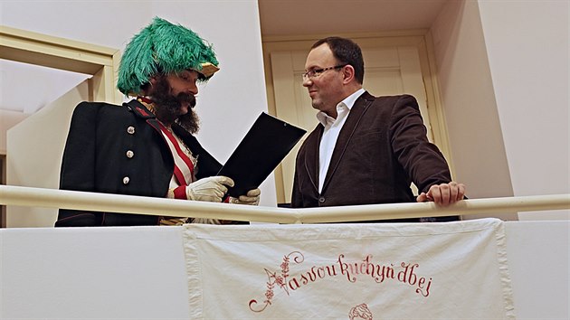 Jan Nešněra v uniformě císaře a ředitel Regionálního muzea Náchod Petr Landr.