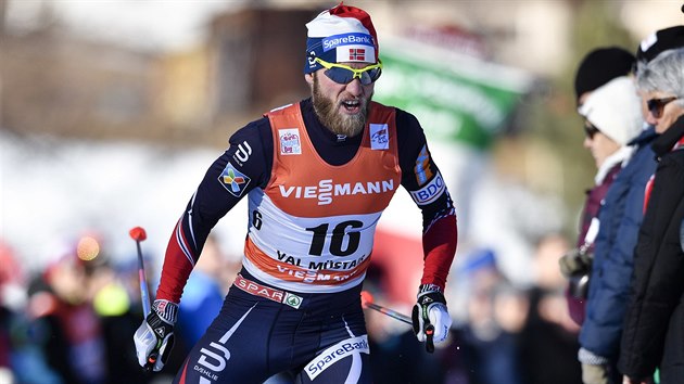 Norsk bec na lych Martin Johnsrud Sundby na trati sprintu na Tour de Ski