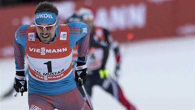 Rusk bec na lych Sergej Usugov na trati sprintu na Tour de Ski