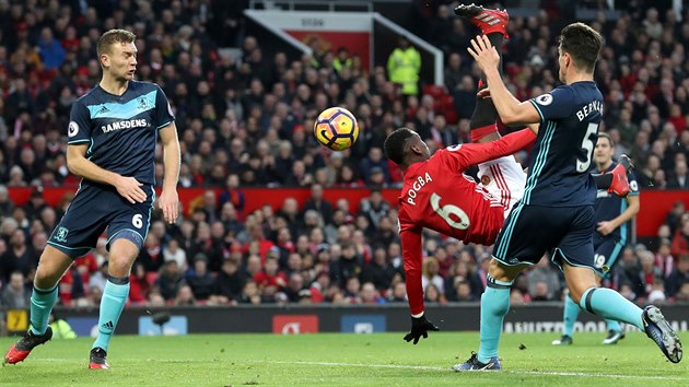 Paul Pogba (v ervenm) z Manchesteru United se pokou o akrobatick zakonen v utkn proti Middlesbrough.