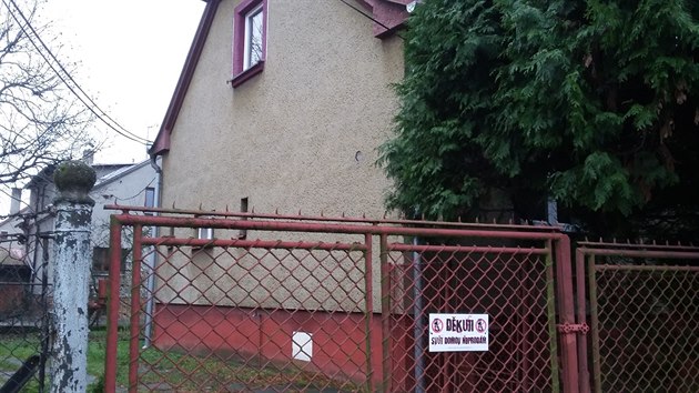 Npis na ceduli na plotu u jednoho z dom ve Starm Mst naznauje, e zde stle ij lid, kte by svou nemovitost tam neprodali.