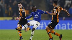 Na kopace má mí Enner Valencia z Evertonu, jeho snaení pihlíejí Curtis...