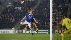 Dieumerci Mbokani z Hullu p�ehlavi�koval Seamuse Colemana z Evertonu.