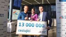 Cestující �íslo 13 milion�: Zleva Jan Kohoutek, jeho snoubenka Natálie �írová a...
