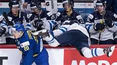 Fin Miro Heiskanen letí na vlastní st�ída�ku, �véd Joel Eriksson Ek z�stává nad...