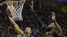 ZAMYŠLENÝ. LeBron James - hvězda basketbalových palubovek. Podle agentury AP Sportovec roku 2016.