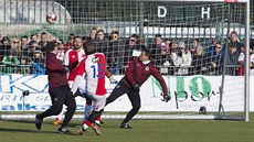 Momentka ze silvestrovského derby mezi Slavií (červenobílá) a Spartou