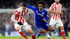 Ibrahim Afellay ze Stoke (vlevo) je u míe, stíhá ho Willian z Chelsea.