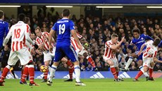 Willian (v modrém vpravo) z Chelsea posílá mí� do sít� Stoke.