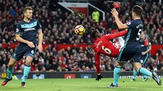 Paul Pogba (v erveném) z Manchesteru United se pokouí o akrobatické zakonení...