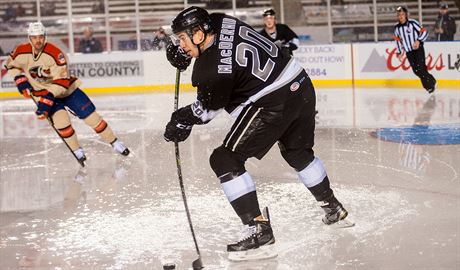 Momentka z utkn AHL mezi Bakersfield Condors a Ontario Reign, kter se dv...