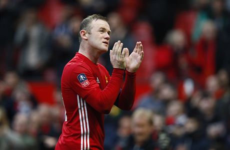 Útoník Wayne Rooney si uívá ovace fanouk po utkání FA Cupu mezi...
