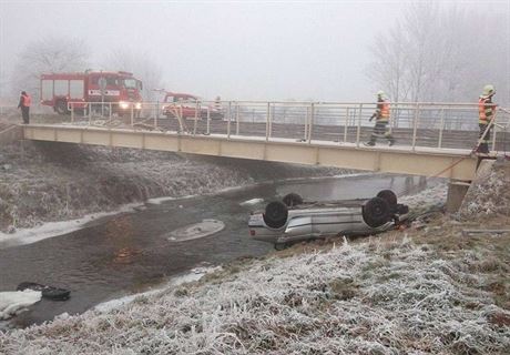 Pt lidí se zranilo pi nárazu auta do mostu na Olomoucku (1. ledna 2017).