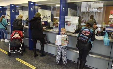 Pepáky na centrále brnnského dopravního podniku, kde lidé po Novém roce...