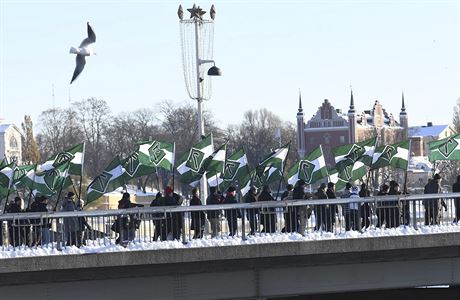 Pívrenci Nordického hnutí odporu pi nedávné demonstraci v centru Stockholmu....