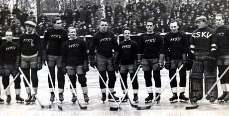 Vítkovití hokejisté nastupují k prvnímu ligovému zápasu 3. ledna 1937.