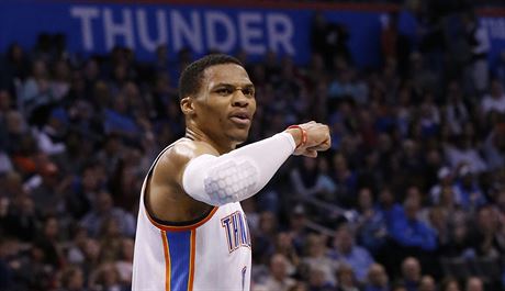 Russell Westbrook z Oklahomy slaví podaenou akci.