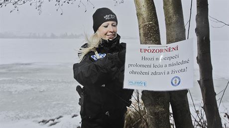 Výstrané cedule u boleveckého rybníka v Plzni upozorují na nebezpeí...