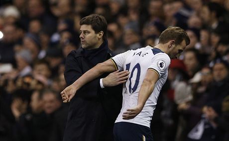 Trenér Tottenhamu Mauricio Pochettino se stídajícím útoníkem Harry Kanem.